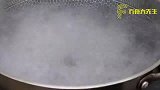香椿芽别炒了，教你个开胃吃法，锅里一扔，比大鱼大肉还受欢迎