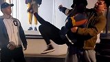 搞笑视频一被女朋友保护的感觉一真好