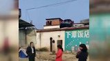 神操作！汽车拐弯车速过快 失控飞上一层楼