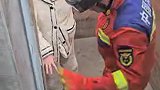 这个瞬间令人动容！电梯突发故障，孕晚期孕妇被困。消防员趴在地上，用身体搭起最稳的“台阶”施救