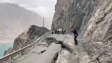压倒山路的最后一辆摩托车
