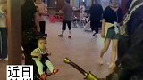 本以为男子有真功夫，没想到下一秒操作惊呆众人