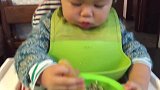 妈妈锻炼孩子自己吃饭，一岁七个月就做得那么棒，佩服这教育方式