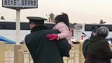 兵哥哥抱着自己的女儿，在天安门前遛弯，虽然想哭但是忍住了