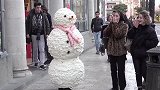 人吓人吓死人躲在假雪人里吓人，吓得路人心跳加速