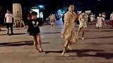 漂亮御姐领跳欢快的广场舞，旁边的小胖丫头是亮点