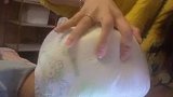 男孩高烧不退，妈妈巧用尿不湿降温