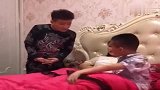 老婆搂着儿子睡觉，二货老公不高兴，儿子这样安慰他