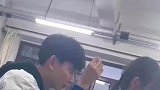 后座男生偷偷把笔挂女生头发上
