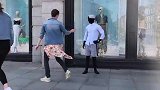 男子假扮人体模特捉弄路人，路人非常惊讶