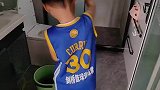 趁着妈妈午休6岁儿子独自打扫家里卫生扫