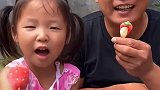 向往的童趣：谁会吃到大蒜草莓呀