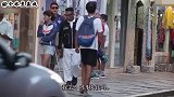 爆笑恶搞：街头乞讨嫌路人给得太少，原来是个假盲人