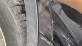 男子的车不小心被刮花，把车衣撕下来后跟全新一样