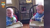 妈妈看双胞胎有没有乖乖吃饭，开门看到这一幕，妈妈差点笑岔气了