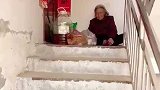 八旬奶奶搭别人顺风车，给怀孕的孙媳送来老家土特产