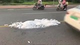 这是谁家沐浴露放多了吗消防员都要崩溃了