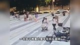 宝妈遛娃遭多人打配合偷手机，警方通报：手机已追回，已抓获1人
