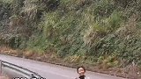 小女孩走40分钟山路，找只见过一面的姐姐讲题