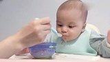 记录五个月大的小宝宝第一次吃饭，好奇的小眼神到处张望