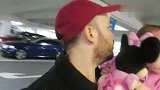 外婆来了！Emilia左手kitty,右手米妮,乐呵呵去迎接