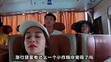 抓马游客唱抢女生麦，搬行李让男生搬，还拿走酒店的话筒