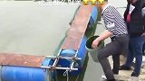 大哥本想走上漂浮桶没想失足掉入水中