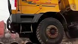 渣土车需要运输，老板娘亲自驾驶