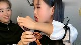 小姑娘牙口真好，看你吃太香了，好有感觉