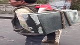 峨眉山背石工，一公里15元，为了生活不能停下，太辛苦了！