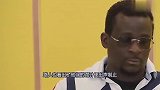 保安躺在椅子上睡大觉，熊孩子将椅子拿走后竟然悬空，路人懵逼了