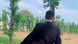 老公在庄稼地模仿玉兔精，硬是被他表演成了野兔子，简直不要太搞