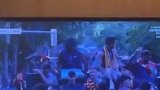 费兰-托雷斯在医院看电视里的夺冠游行