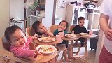 四胞胎排排坐自己吃饭喝水，完全不用大人喂，这样养娃太轻松了