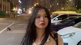 中国女孩蠢萌蠢萌的，上次看见外国女孩头发竖起来了跑得贼快，这次到自己了