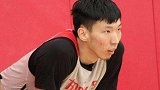 迎难而上不易！周琦继续恢复训练状态良好