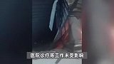 暴雪突袭内蒙古满洲里，一医院钢架顶棚被刮落多车受损，现场曝光