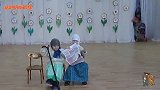 俄罗斯幼儿园举行活动，“演技派”宝宝们的举动把家长全都逗笑了