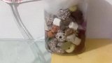 男子用玻璃棉和石头，自制过滤装置