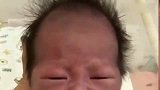 小宝宝睡醒突然大哭起来，宝宝也许是饿着了吧