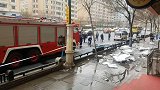 哈尔滨一大楼保温层被大风吹掉 外卖小哥被砸伤