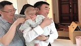 家里唯一一个公主降生了，俩大男人忙前忙后，我都成了多余的