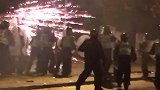 英国“篝火之夜”成“暴力之夜” 民众朝警察扔烟花有人被砍伤