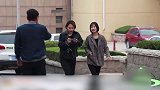 小伙街头恶搞，对着陌生小姐姐说，你长得像我前女友！