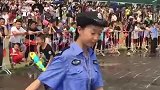泼水节盛会，警花被热情招待，这应该不算袭警吧