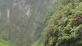 游客到景区看瀑布，结果瀑布没流水，下一秒亮了！