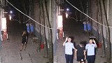 小偷盗窃后对监控竖中指 警察将其抓回现场比“耶”