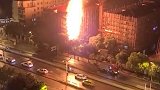 上海居民楼火焰冲天传出爆炸声 消防出动19辆消防车扑灭