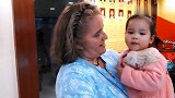 收养的中国萌娃初见养母都不怕生，学叫爸爸妈妈，乖巧得惹人爱