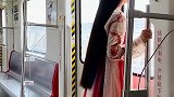 坐电车偶遇汉服小姐姐，颜值身材双爆表，我好像恋爱了！